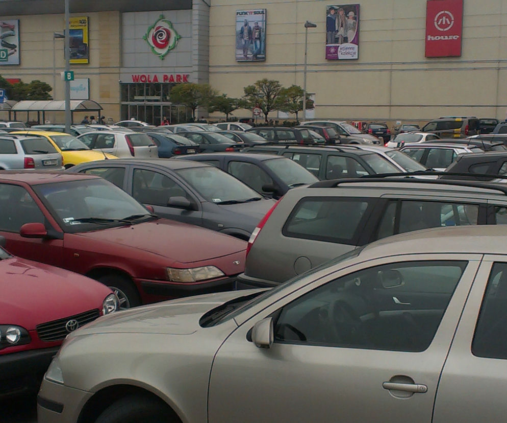 Warszawa. W dniu referendum frekwencja 100 procent. W centrach handlowych...