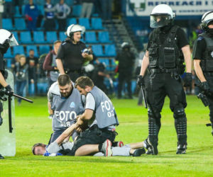 Chorzów: Zadyma na stadionie Ruchu. Kibole odpalili race i wdarli się na murawę [GALERIA]