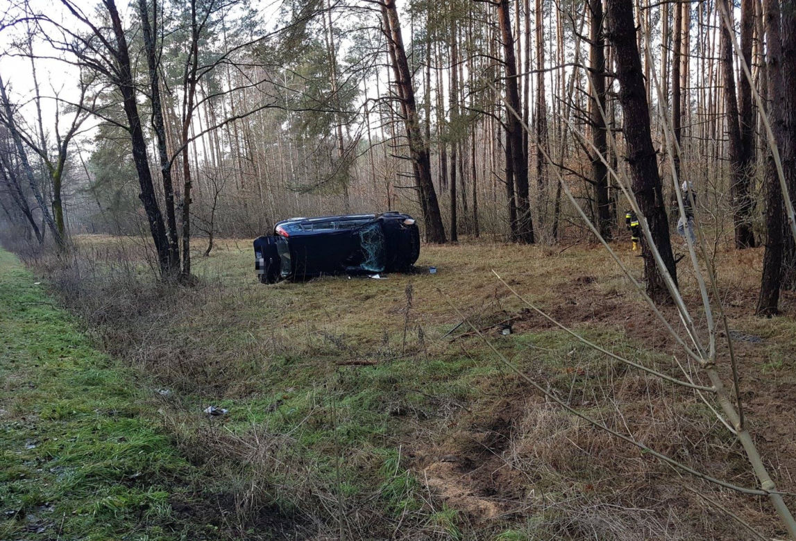 Wypadek Suraż - Kowale. Ford wpadł w poślizg i dachował. W środku były dwie kobiety [ZDJĘCIA]