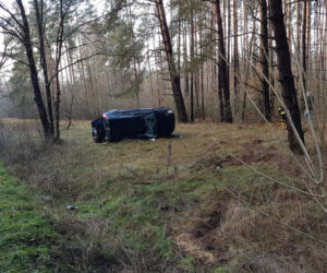 Wypadek Suraż - Kowale. Ford wpadł w poślizg i dachował. W środku były dwie kobiety [ZDJĘCIA]