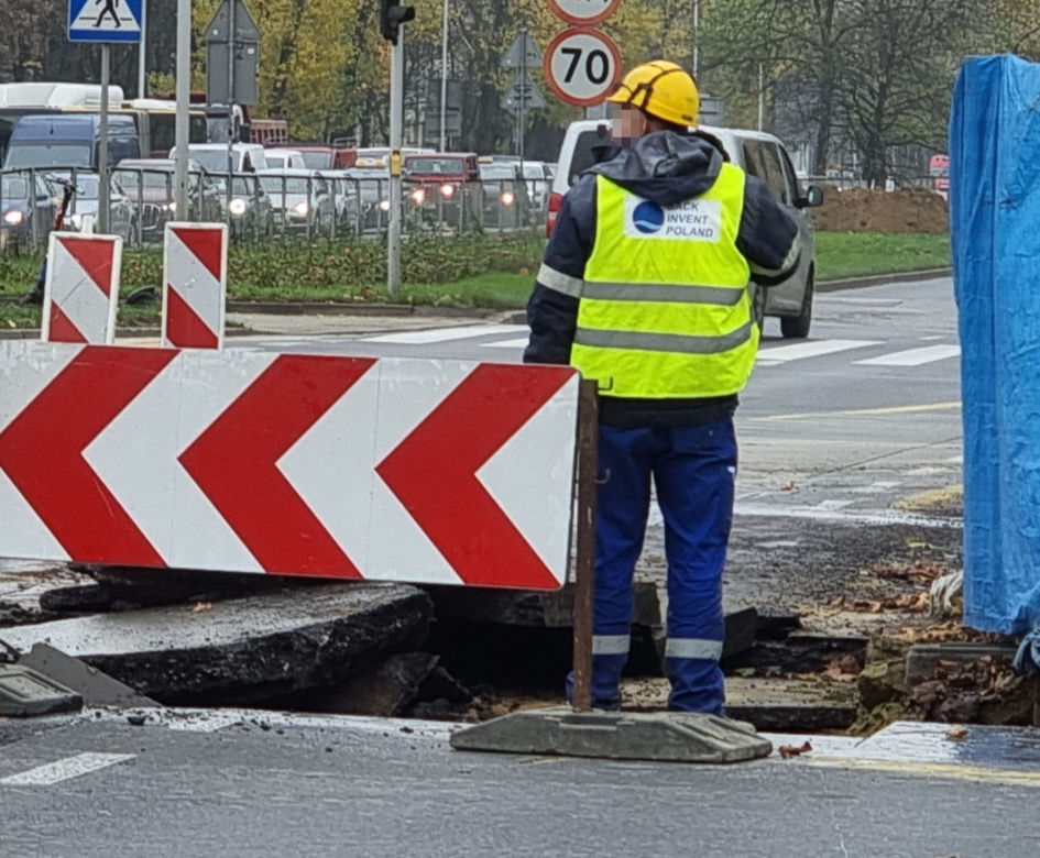 Poważna awaria na Mokotowie. Woda podmyła asfalt, wielkie utrudnienia