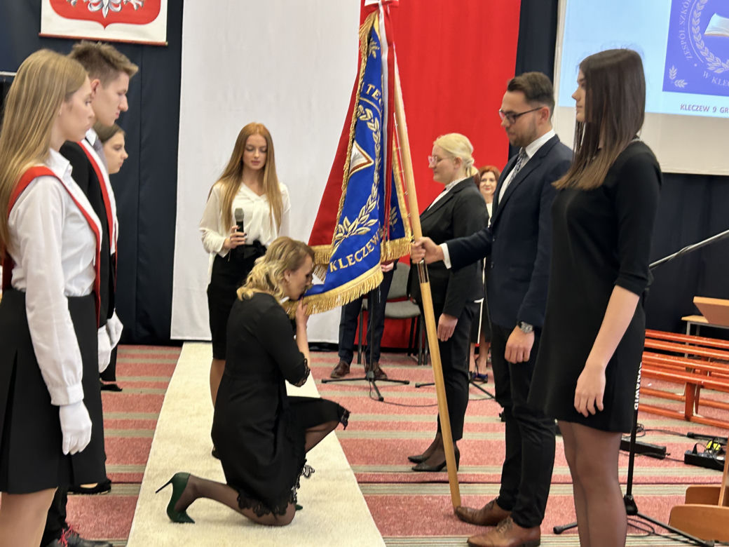 Uczniowie pierwszych klas w Kleczewie ślubowali na nowy sztandar
