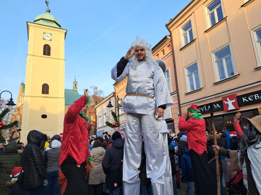 Parada Św. Mikołaja w Rzeszowie. Tłumy dzieci na spotkaniu ze Świętym na Rynku
