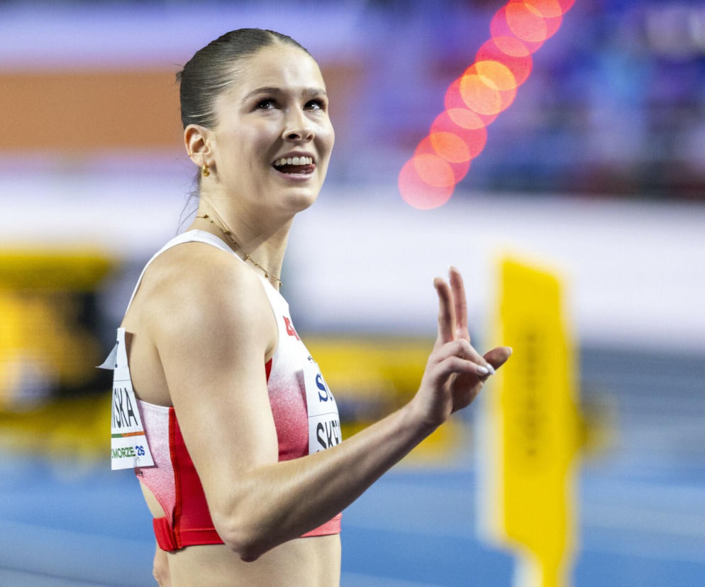 Uśmiechnięta biegaczka Pia Skrzyszowska w stroju reprezentacji Polski. O ME w Birmingham przeczytasz na SE Supersport.