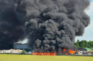 Chorzów spowity dymem. Kilkanaście zastępów walczy z żywiołem