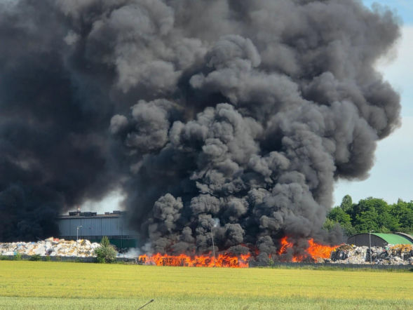 Chorzów spowity dymem. Kilkanaście zastępów walczy z żywiołem