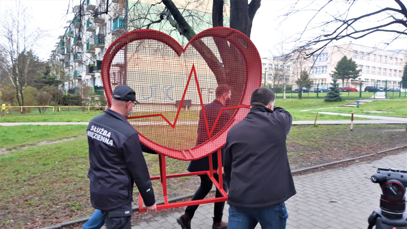 Więźniowie stworzyli ogromne metalowe serce na nakrętki. Zobacz zdjęcia!