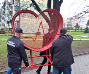 Więźniowie stworzyli ogromne metalowe serce na nakrętki. Zobacz zdjęcia!