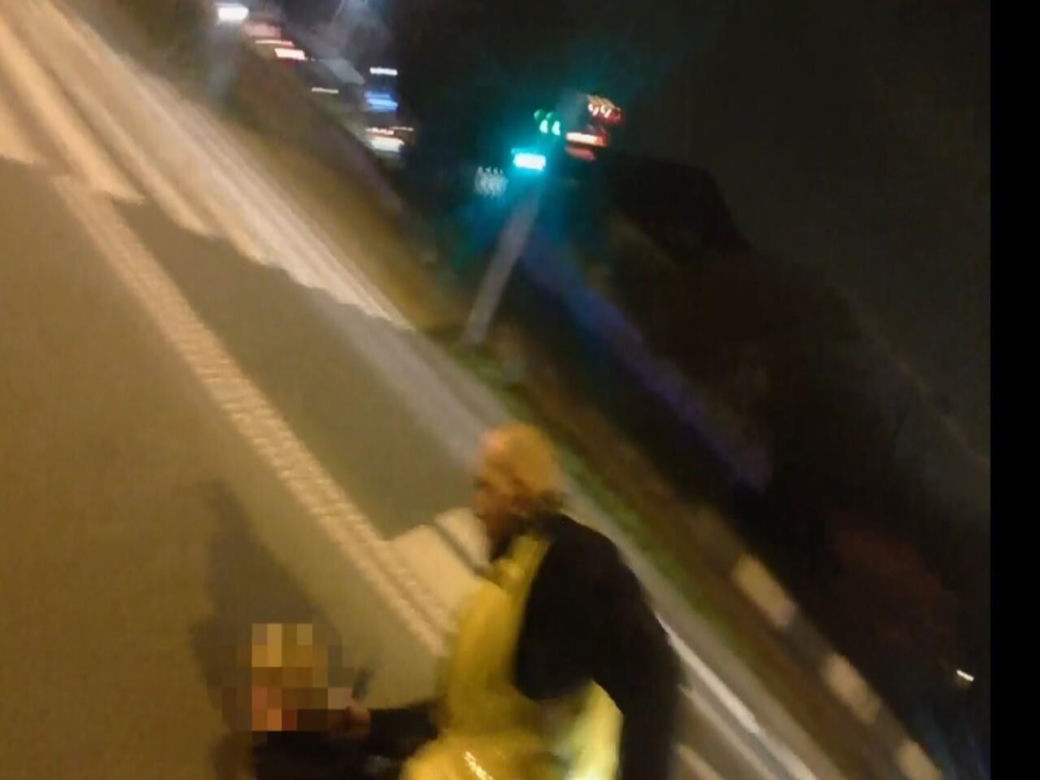 Radom. 26-latka uzbrojona w nóż. Dramatyczna interwencja policji na środku ulicy. Jest nagranie