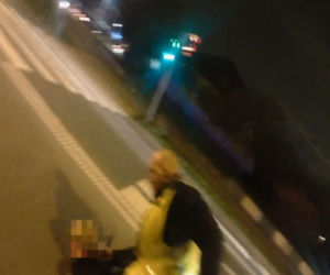 Radom. 26-latka uzbrojona w nóż. Dramatyczna interwencja policji na środku ulicy. Jest nagranie