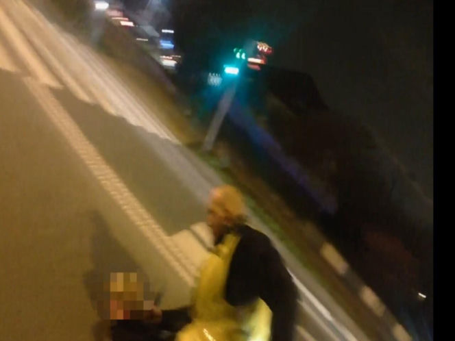 Radom. 26-latka uzbrojona w nóż. Dramatyczna interwencja policji na środku ulicy. Jest nagranie