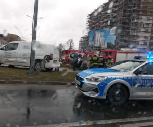 Białystok. Dachowanie samochodu osobowego na ul. Antoniukowskiej