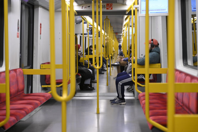 Koniec ze spaniem na siedzeniach w komunikacji miejskiej. Radni przegłosowali uchwałę