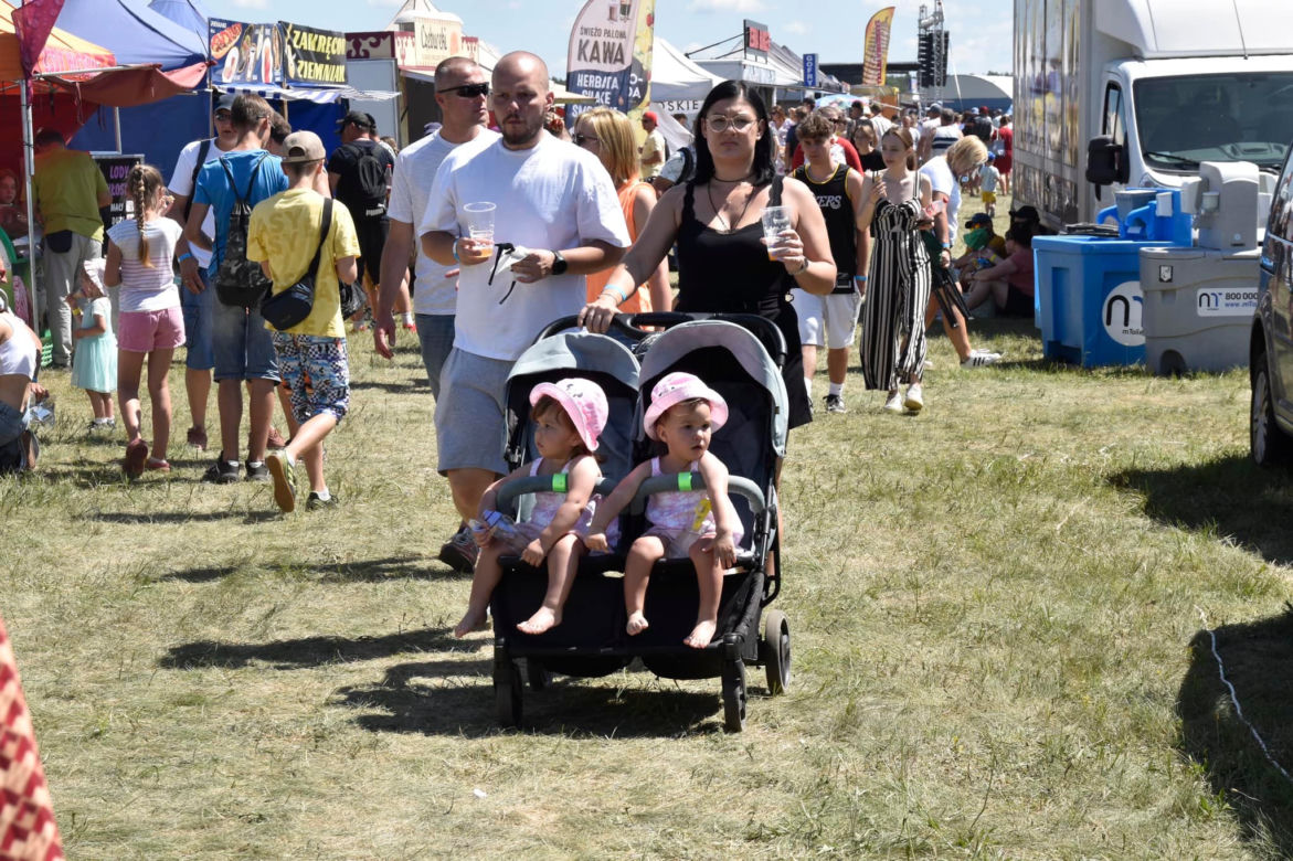 Rodzinny Piknik Lotniczy w Gryźlinach 2023. Lotnicy-akrobaci zachwycili publiczność