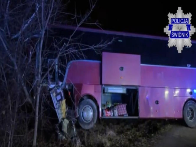 Czołowe zderzenie audi z autobusem. Tragiczny wypadek na drodze pod Lublinem