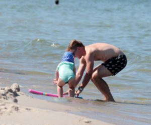 Ale mu Wesoło! Kuba Wesołowski z rodziną na plaży
