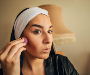 Zapomnij o efekcie maski. Genialny trik z łączeniem metod sprawi, że makijaż przetrwa cały dzień