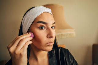 Zapomnij o efekcie maski. Genialny trik z łączeniem metod sprawi, że makijaż przetrwa cały dzień