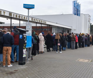 Sławosz Uznański-Wiśniewski w Toruniu. Gigantyczna kolejka pod Aulą UMK
