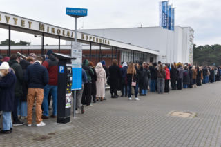 Sławosz Uznański-Wiśniewski w Toruniu. Gigantyczna kolejka pod Aulą UMK