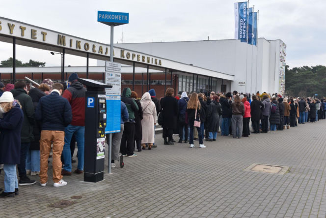 Sławosz Uznański-Wiśniewski w Toruniu. Gigantyczna kolejka pod Aulą UMK