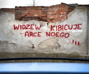 Widzew nosi czapkę z dupki od chleba, a ŁKS je komary... Derby Łodzi na murach