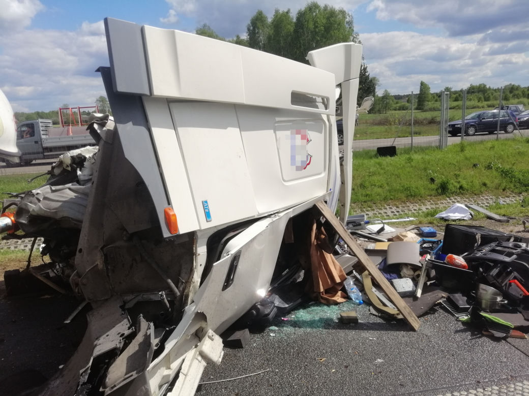 Wypadek na S8 pod Wyszkowem! Potężne zderzenie ciężarówek, busa i osobówki! Na miejscu śmigłowiec (ZDJĘCIA]