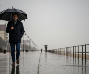 Zimny prysznic w święta. Synoptycy ostrzegają przed wichurami i śniegiem