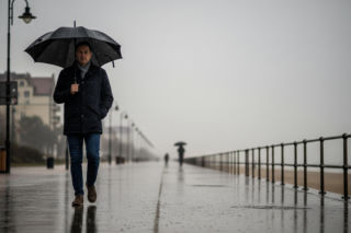 Zimny prysznic w święta. Synoptycy ostrzegają przed wichurami i śniegiem