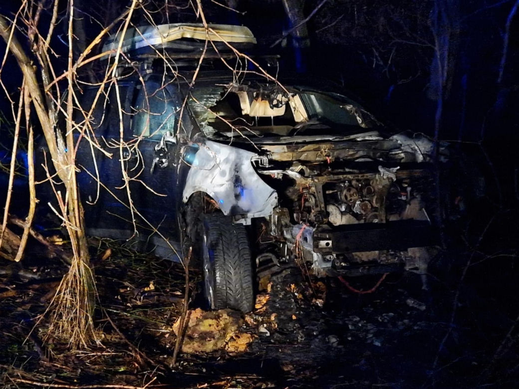 Zjechał z drogi i huknął w drzewo. Jego auto stanęło w płomieniach. Cudem uniknął śmierci