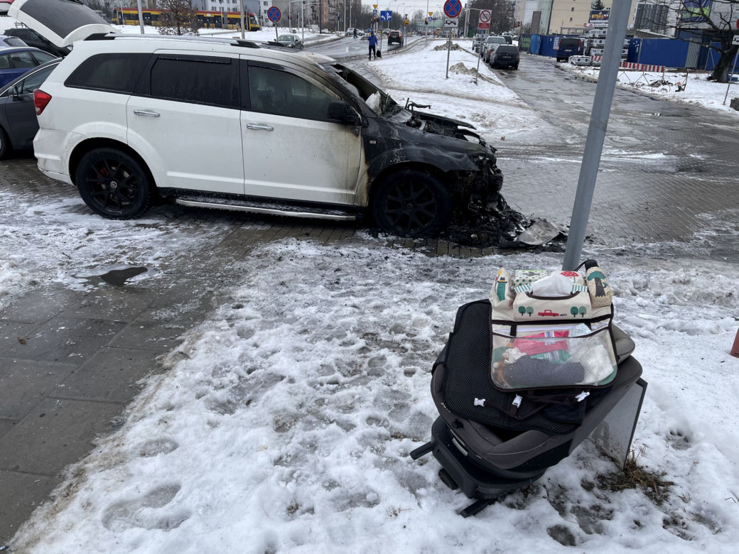 Uciekła z dzieckiem z auta w ogniu