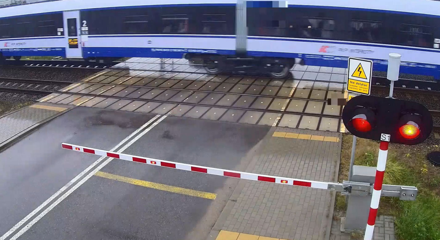 Ominął rogatkę i wjechał tuż przed pociąg! Szokujące zdarzenie pod Ostrowią Mazowiecką [ZDJĘCIA].
