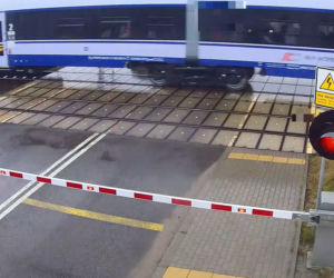 Ominął rogatkę i wjechał tuż przed pociąg! Szokujące zdarzenie pod Ostrowią Mazowiecką [ZDJĘCIA].