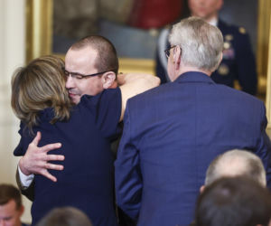 Ludzie poruszeni wyczynem żołnierza, którego pośmiertnie odznaczył Trump