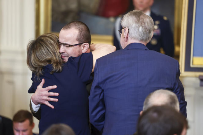 Ludzie poruszeni wyczynem żołnierza, którego pośmiertnie odznaczył Trump