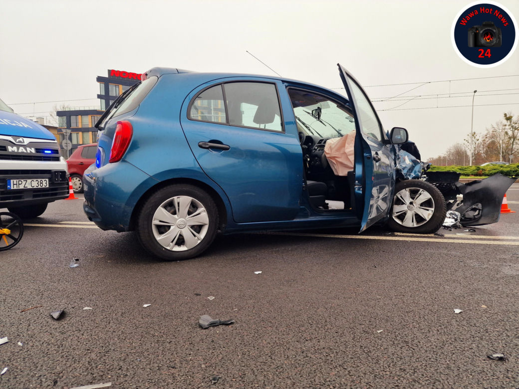 Zderzenie karetki z osobowym nissanem na Mokotowie. Dwie osoby ranne 