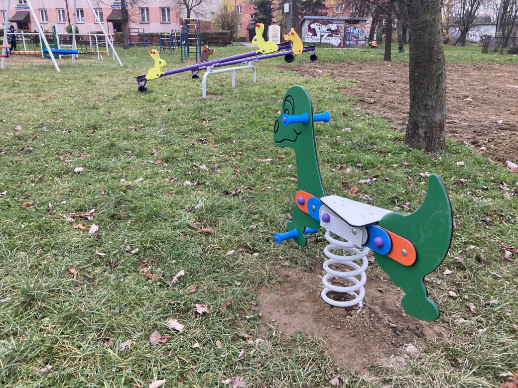 Nowe urządzenia na placu zabaw przy ul. Kraszewskiego