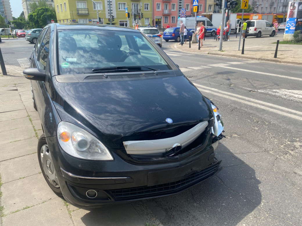Wypadek na Grochowskiej w Warszawie. Auto zablokowało ruch tramwajowy