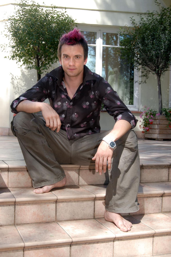 Michał Czernecki z różowym irokezem! Tak aktor wyglądał 20 lat temu