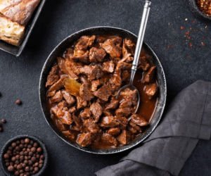 Wołowina duszona po kozacku – soczyste mięso, które rozpływa się w ustach