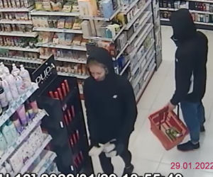 Seria kradzieży w drogerii w Dobrzejewicach koło Torunia. Rozpoznajesz sprawców?