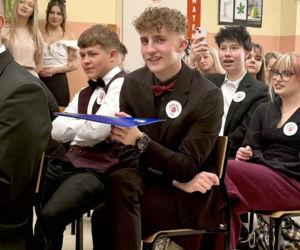 Dzień pełen emocji i wzruszeń. Maturzyści Baczyńskiego w Starachowicach żegnają szkołę