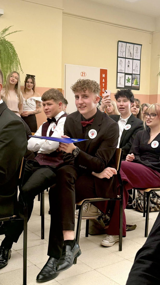 Dzień pełen emocji i wzruszeń. Maturzyści Baczyńskiego w Starachowicach żegnają szkołę