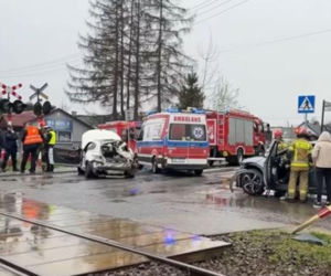Sekundy od tragedii w Wadowicach. Pociąg uderzył w osobówkę