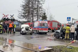 Sekundy od tragedii w Wadowicach. Pociąg uderzył w osobówkę
