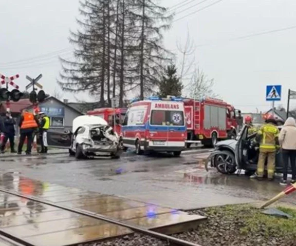 Dramatyczne sceny na przejeździe kolejowym!