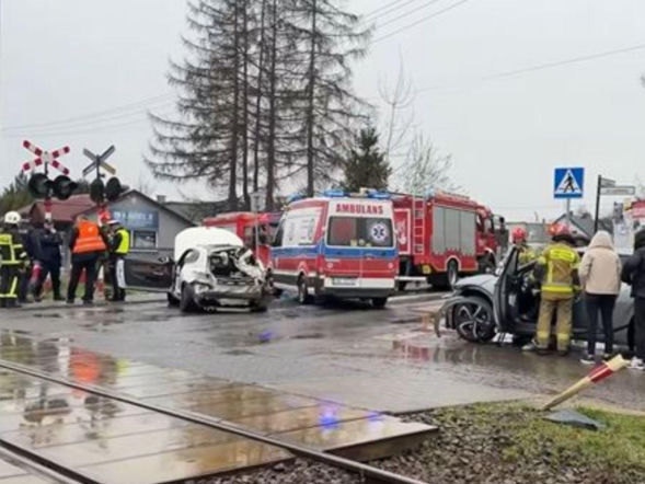 Sekundy od tragedii w Wadowicach. Pociąg uderzył w osobówkę