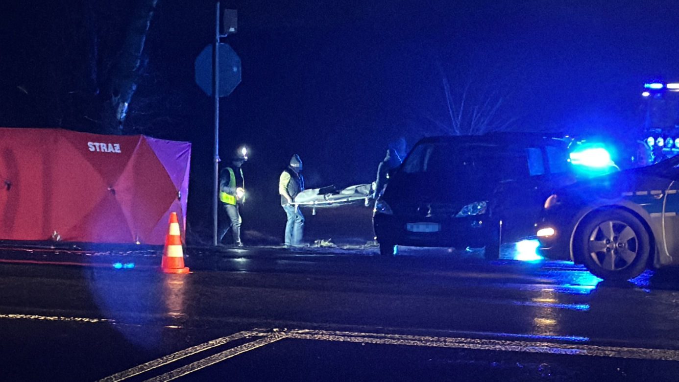 Śmiertelny wypadek w Łochowie. Rozpędzony 84-latek wjechał swoją pandą w audi, jego auto wylądowało w rowie 