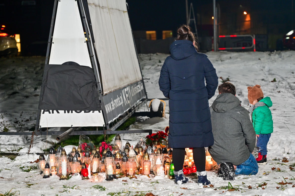 Andrychów. Znicze ku pamięci zmarłej 14-latki
