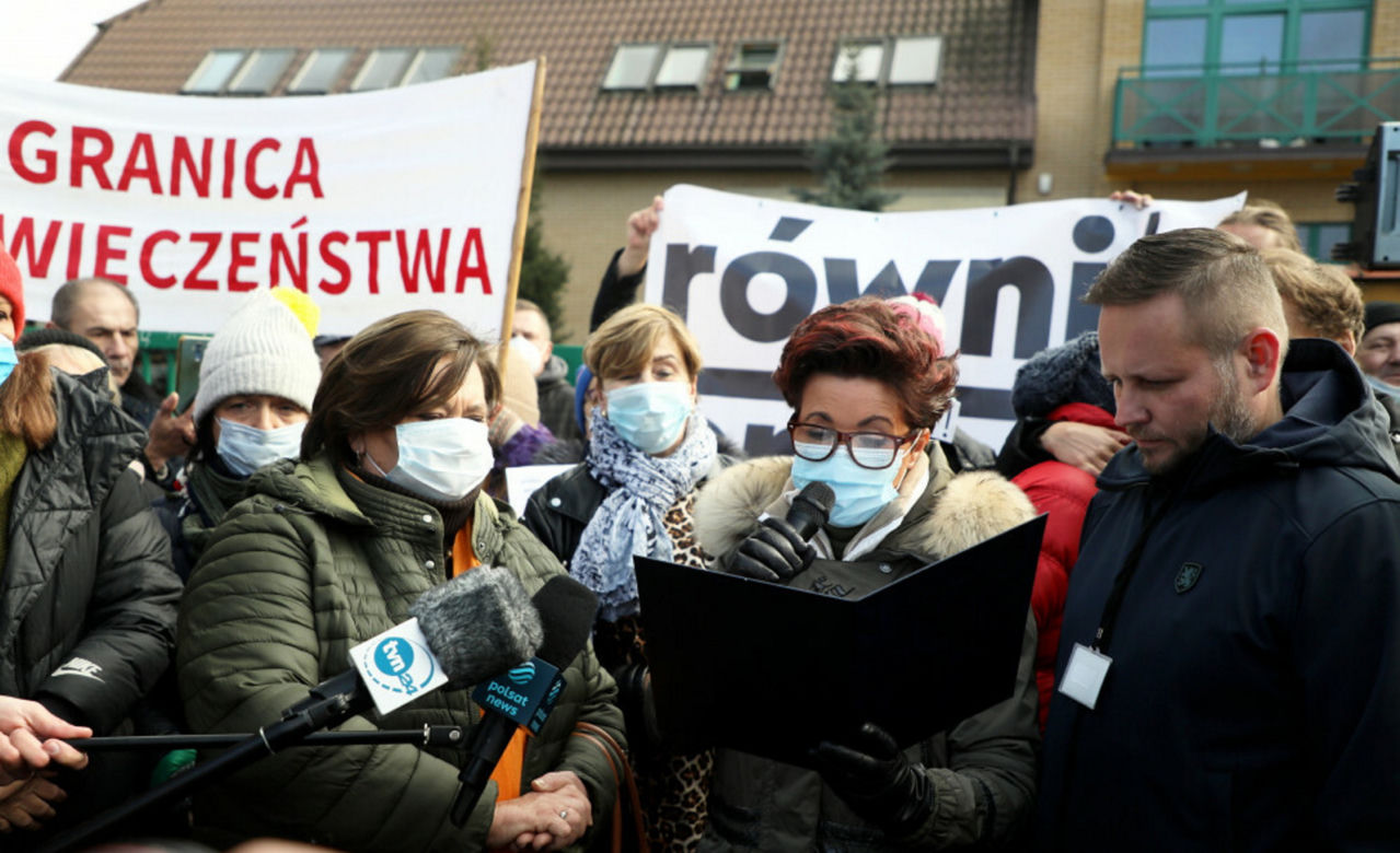 Pierwsze damy Jolanta Kwaśniewska i Anna Komorowska w Michałowie. Wzięły udział w akcji "Matki na granicę"